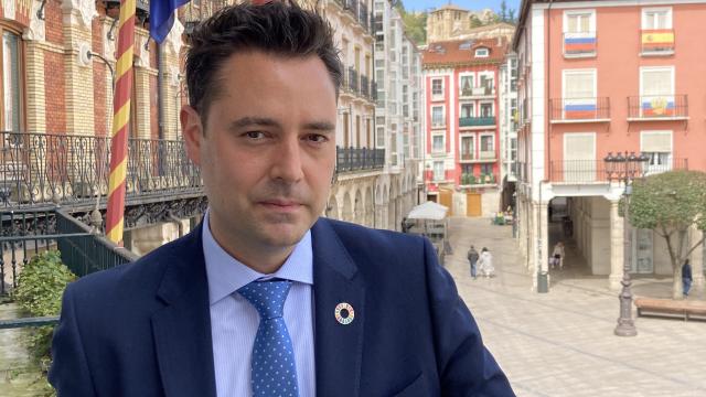 Daniel de la Rosa, alcalde de Burgos, posa en la ventana del Ayuntamiento