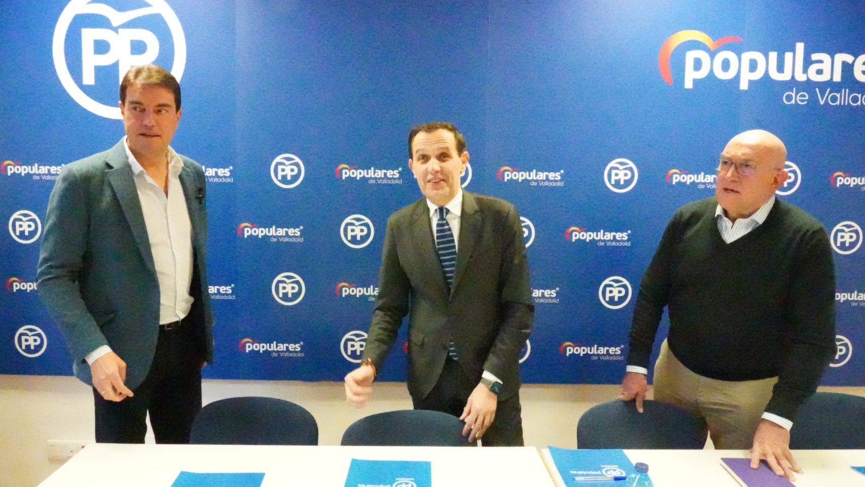 El director de campaña del PPCyL en las municipales, Ángel Ibáñez, el presidente del PP de Valladolid, Conrado Íscar, y el candidato a la Alcaldía de Valladolid, Jesús Julio Carnero.