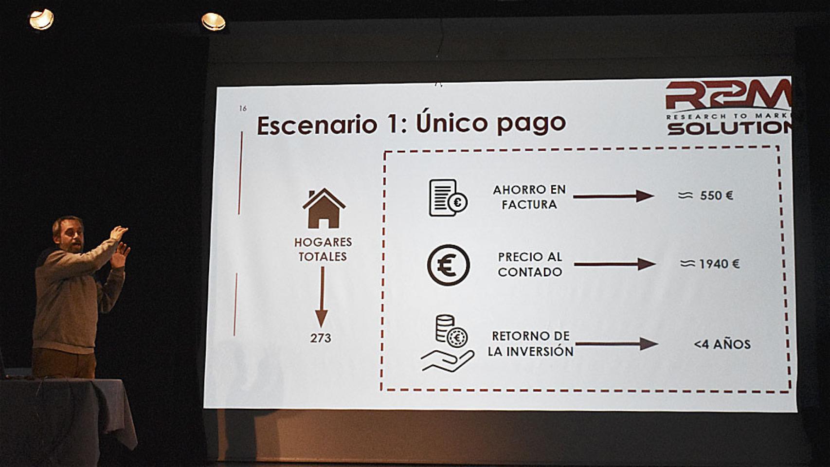 Iván Aranda presentando los datos de la comunidad energética en Aldeamayor de San Martín