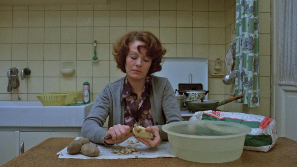 Jeanne Dielman (Delphine Seyrig), en un momento de la película