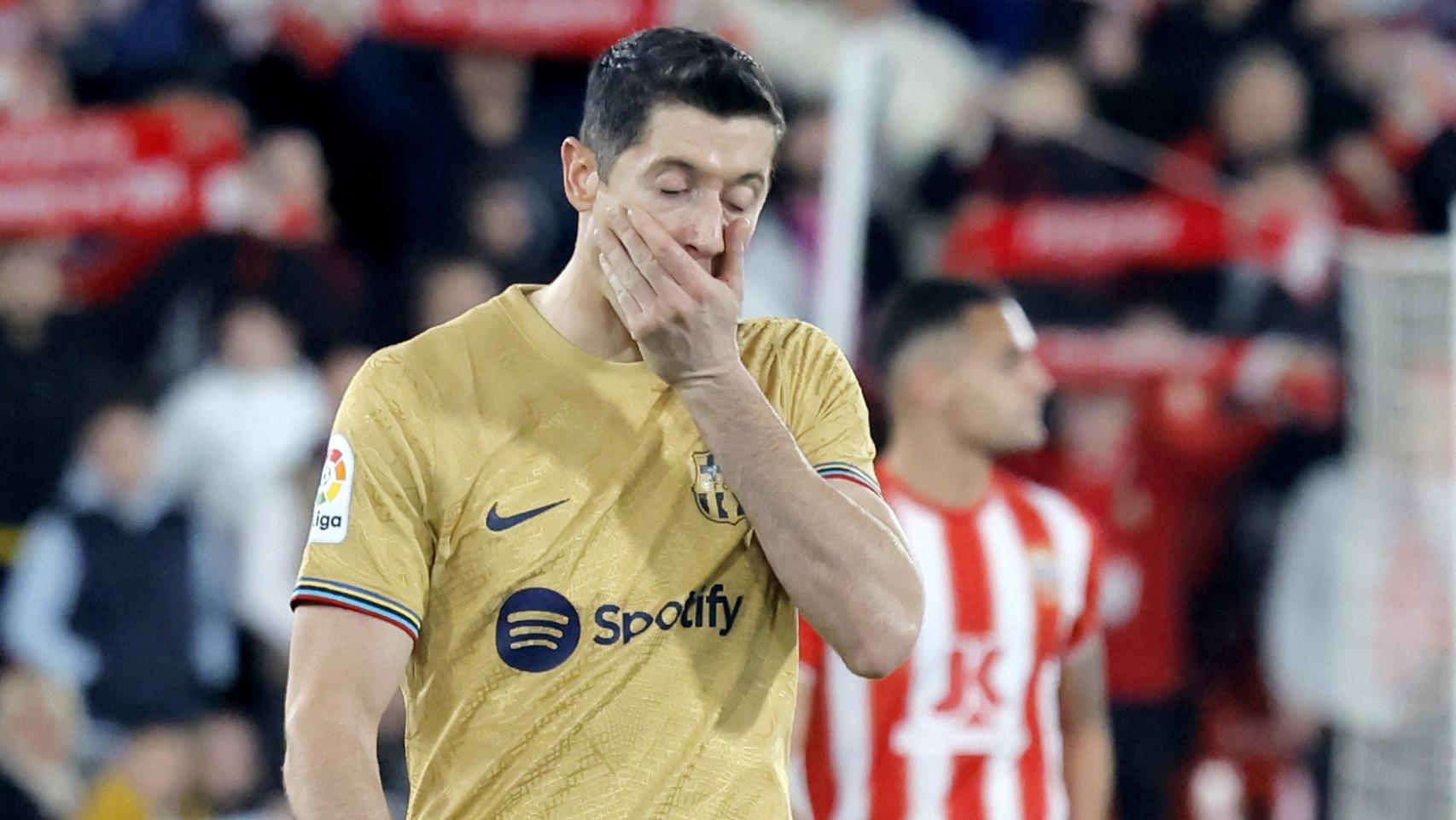 Lewandowski, cabizbajo durante el Almería - FC Barcelona
