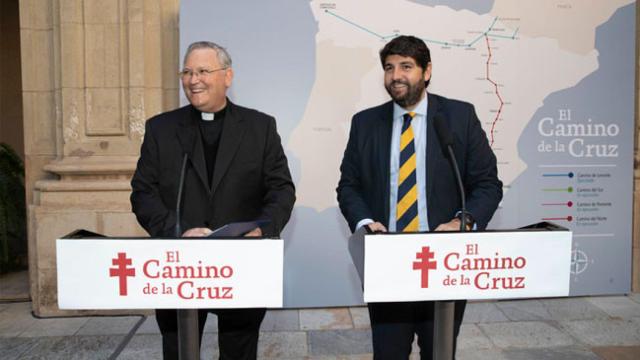 El obispo de la Diócesis de Cartagena, José Manuel Lorca Planes, y el presidente de la Región de Murcia, Fernando López Miras, presentando en 2019 un proyecto para promover ‘El Camino de la Cruz’.