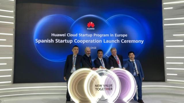 Los representantes de ambas compañías en el acto de firma del acuerdo de colaboración durante el Mobile World Congress de Barcelona.