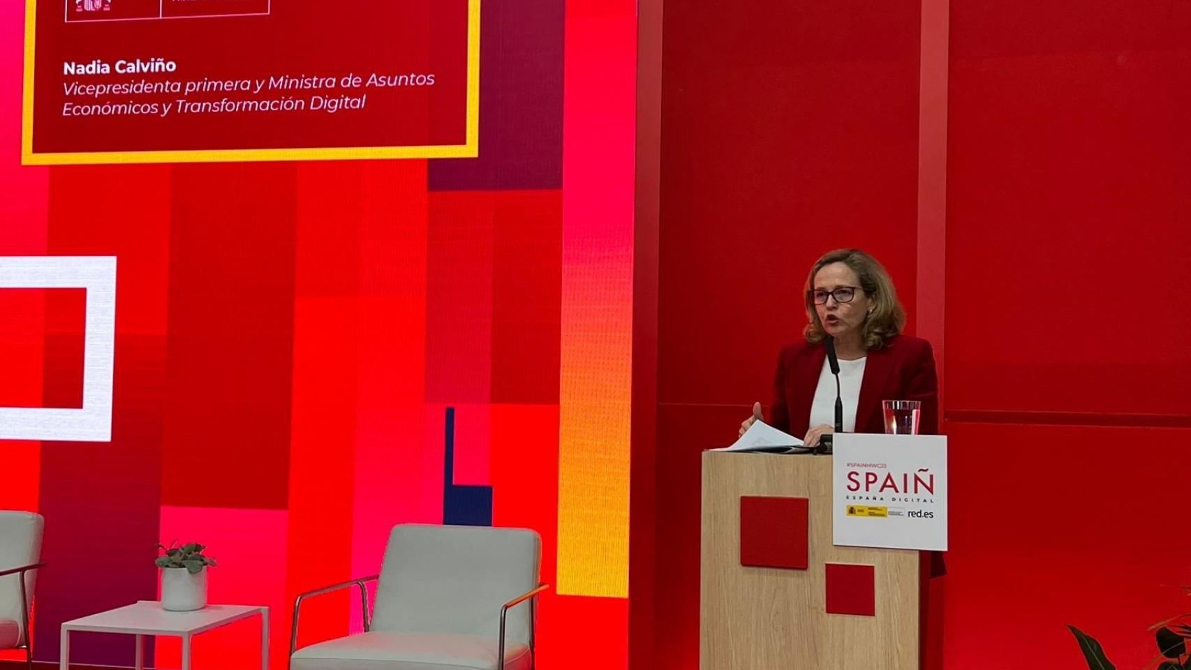 La vicepresidenta primera y ministra de Asuntos Económicos, Nadia Calviño, durante un encuentro con la prensa en el Mobile World Congress (MWC).