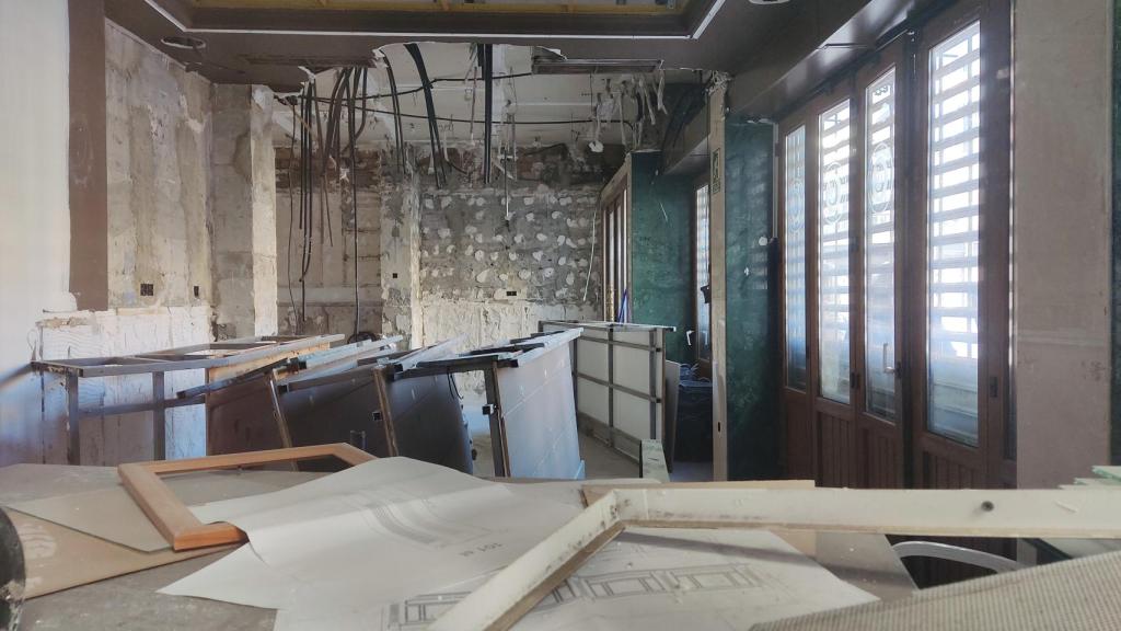Interior del histórico local de Café Central, en Málaga.