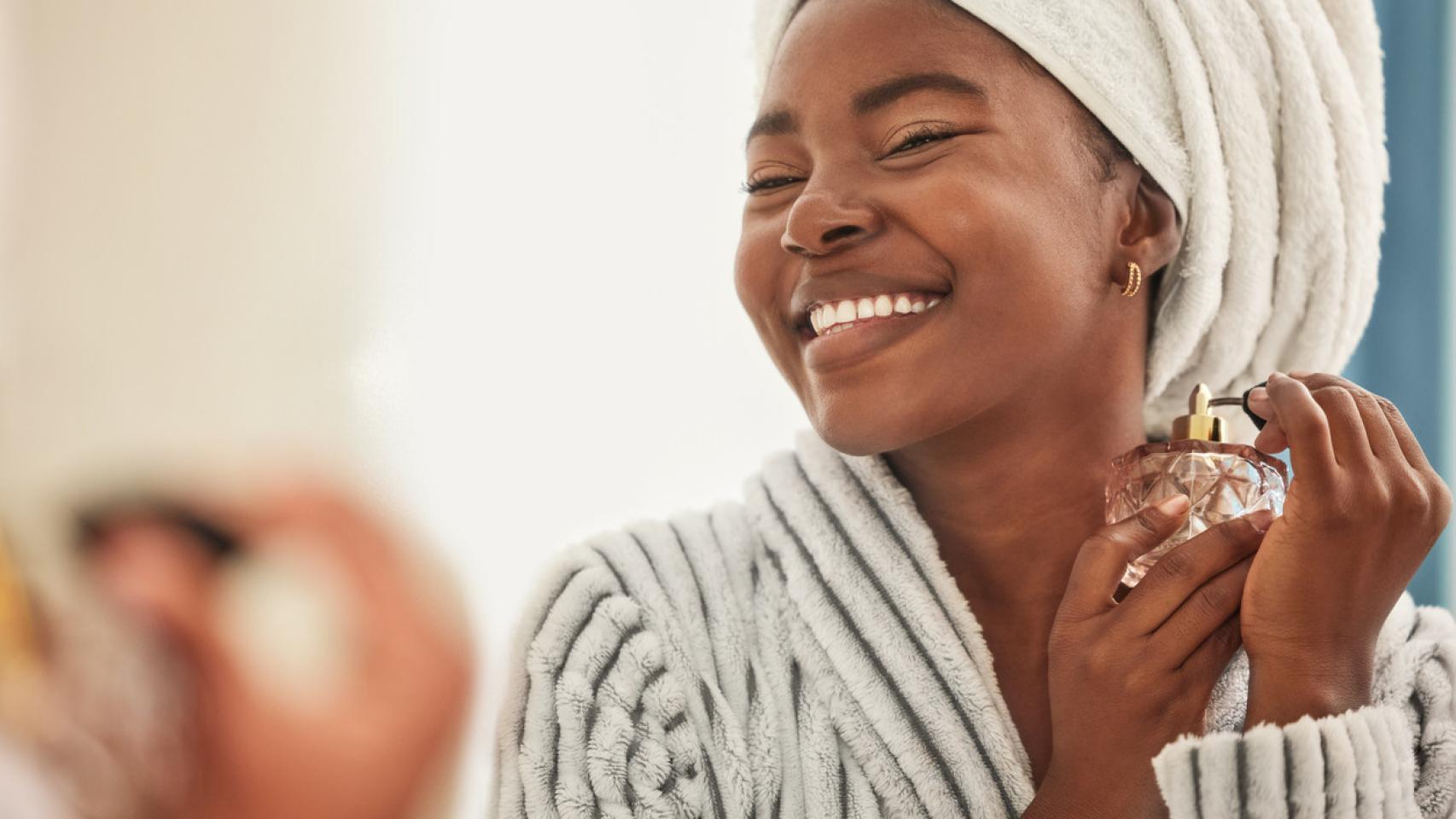 Una mujer, perfumándose.