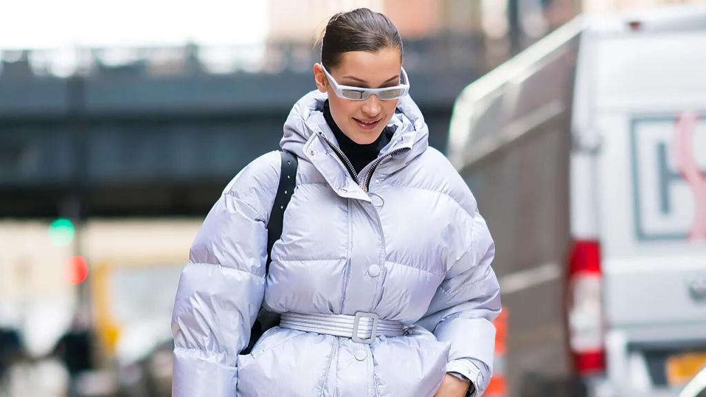 Bella Hadid con un abrigo de plumas