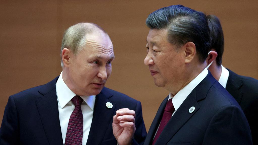 El presidente ruso, Vladimir Putin, habla con el presidente chino, Xi Jinping, antes de una reunión de formato extendido de los jefes de los estados miembros de la cumbre de la Organización de Cooperación de Shanghai en 2022.