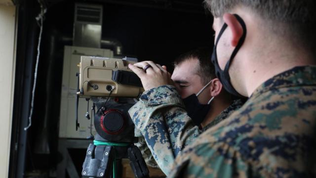 Un marine probando el iluminador láser NGHTS.