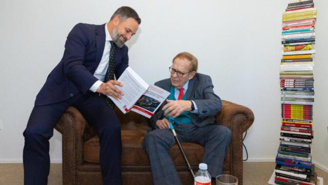 Santiago Abascal y Ramón Tamames posan tras el anuncio de la moción de censura.