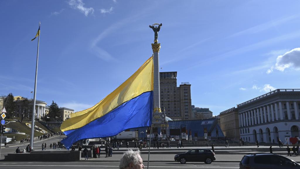 Una bandera de Ucrania en la Plaza de la Independencia (Maidán) de Kiev.