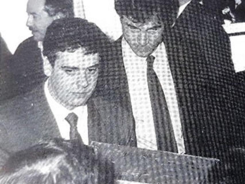 Paco  deLa Criolla entregando a Roberto el premio anual que concedía el restaurante