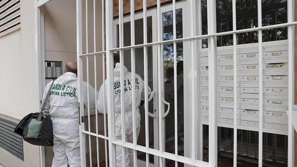 El equipo de criminalística de la Guardia Civil acude al lugar de los hechos.