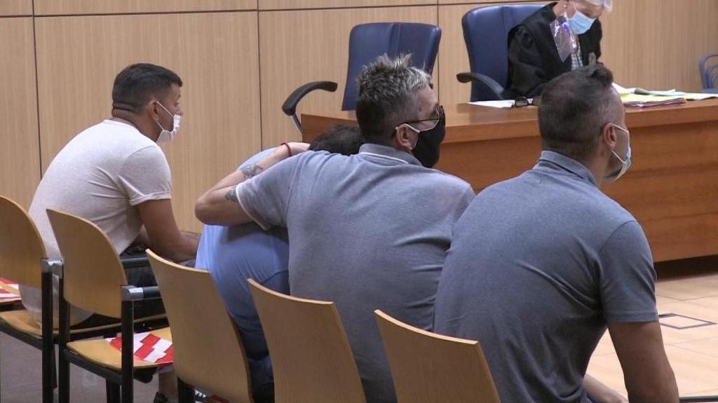 Los tres hermanos en el juicio celebrado en Valencia en 2020.