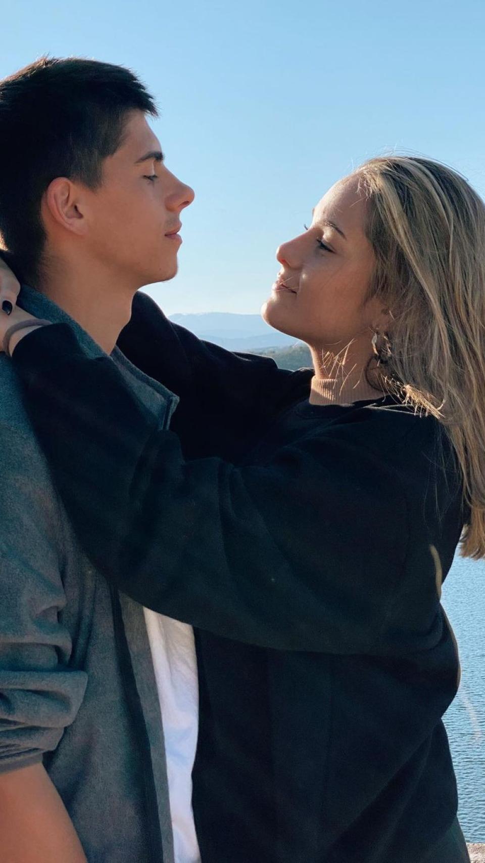 Candela junto a su pareja, Roi, en una imagen de sus redes sociales.