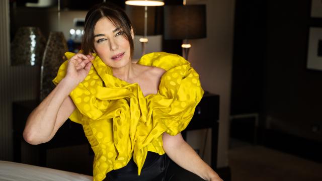 Raquel Revuelta con blusa amarilla de la colección de Raquel Bollo y pantalón negro de Larenna.