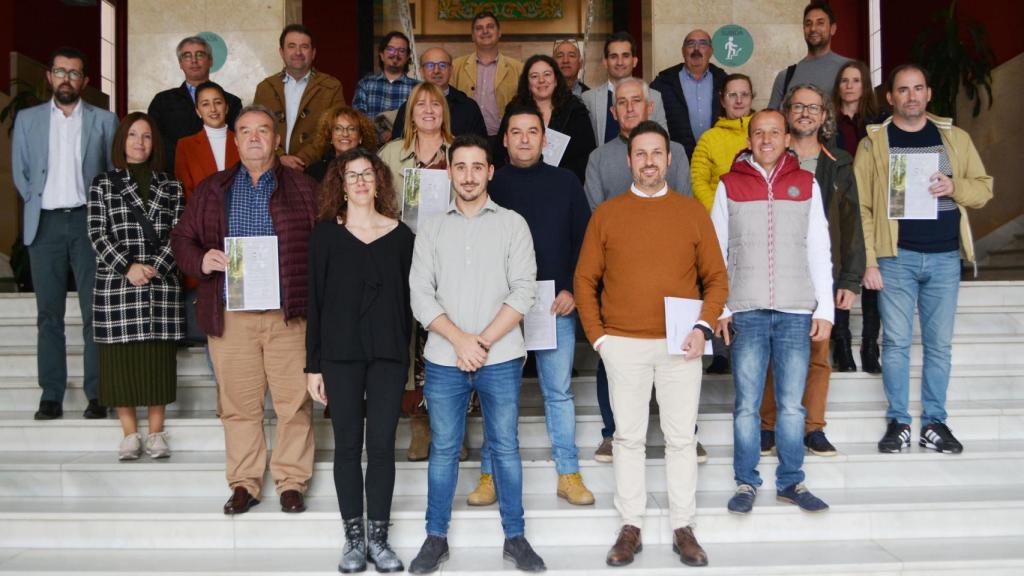 José Ruiz con los representantes municipales.
