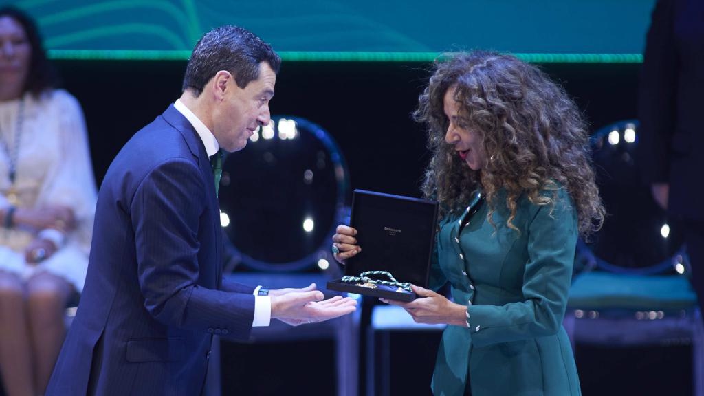Rosario Flores recoge el título de Hija Predilecta de Andalucía concedido a Lola Flores.