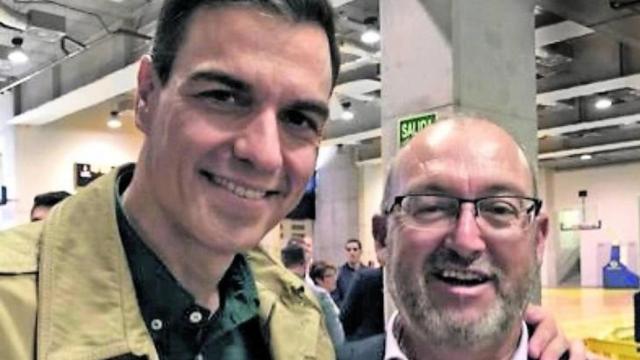 El presidente del Gobierno, Pedro Sánchez, junto a Juan Bernardo Fuentes Curbelo, investigado en el 'caso Mediador'.