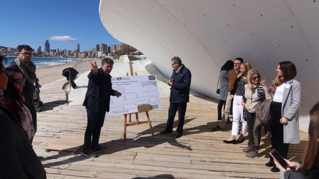 Visita del alcalde a la actual pasarela, este martes.