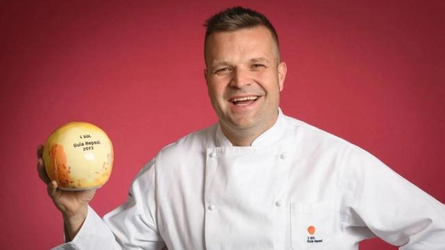 Iván Castro con un Sol de la Guía Resol.