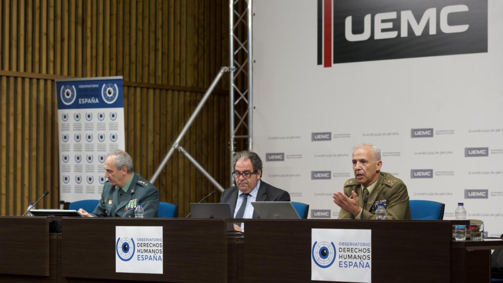 Los ponentes de la segunda mesa. De derecha a izquierda: Jaime Íñiguez, J. Fernández Arribas (moderador) e Ignacio López.