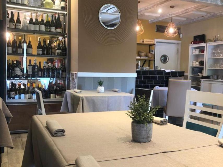 El restaurante con la bodega al fondo.