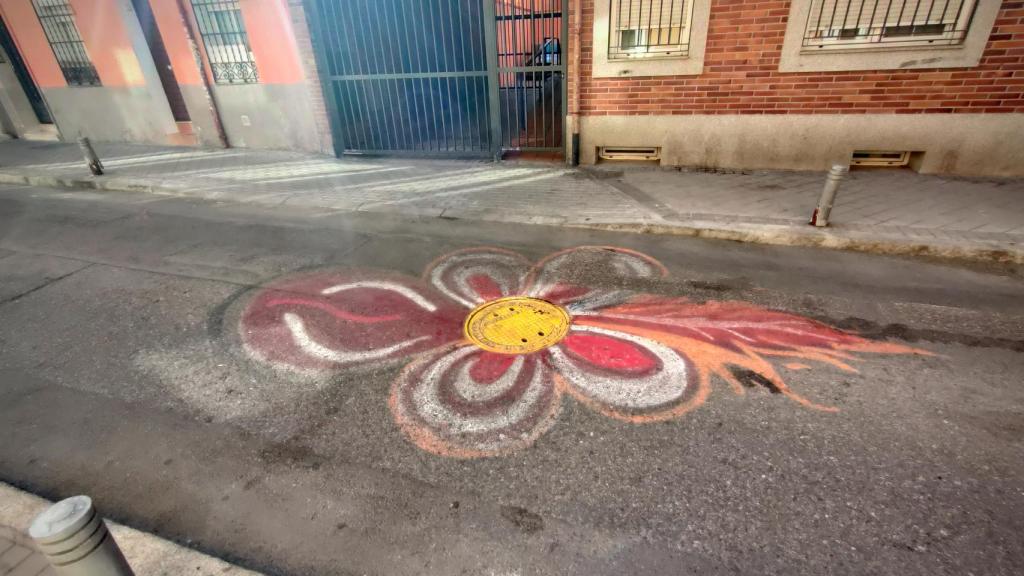 Una alcantarilla pitada en la calle Tablada.