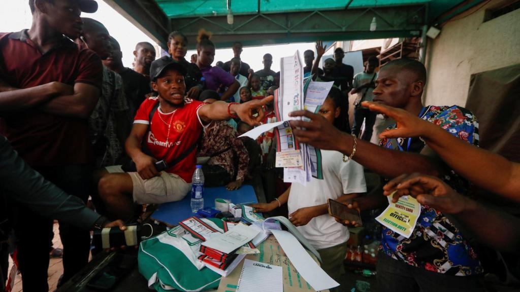 Las personas se reúnen para votar en Awka.