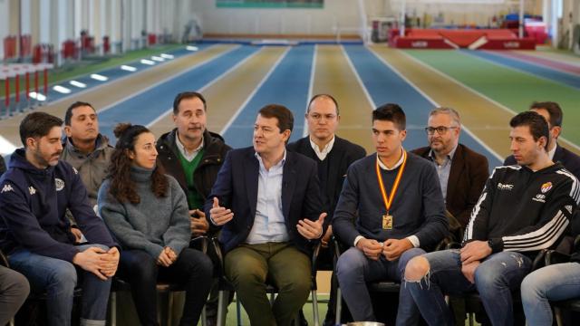 Mañueco junto a los representantes deportivos de la Comunidad