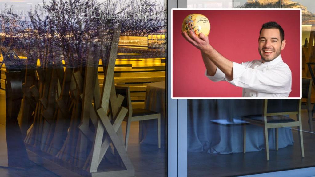 Cristóbal Muñoz con su segundo Sol Repsol y su restaurante de fondo