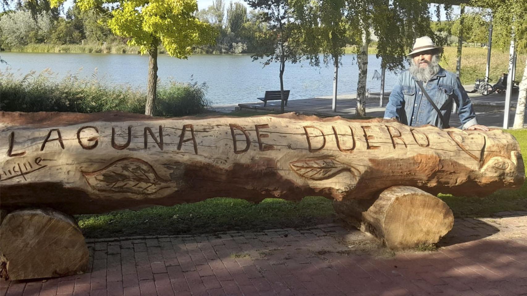 Lorenzo Duque con una de sus obras en Laguna de Duero