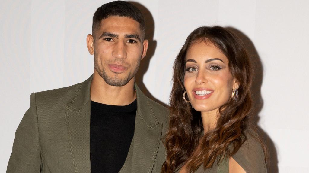 Achraf Hakimi e Hiba Abouk durante la Fashion Week de Madrid 2021.