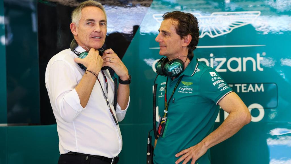 Pedro Martínez de la Rosa hablando con Martin Whitmarsh, CEO de Aston Martin