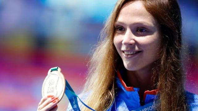 Aliaksandra Herasimenia, con una de las medallas conseguidas en los Juegos Olímpicos.