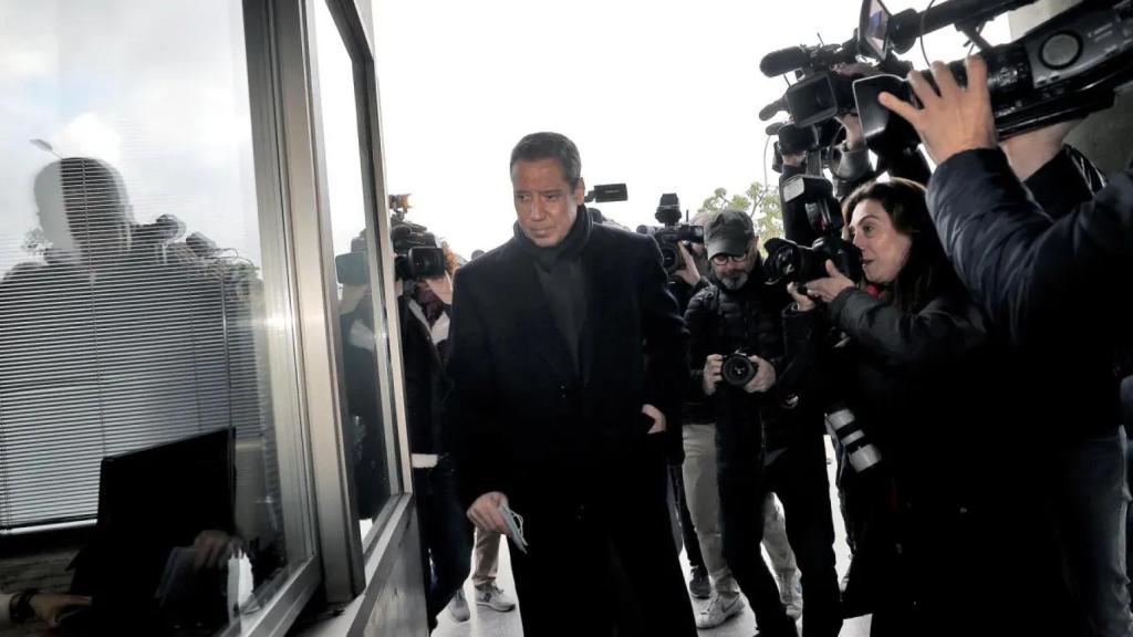 Eduardo Zaplana comparece en el juzgado tras quedar en libertad con cargos en 2019.