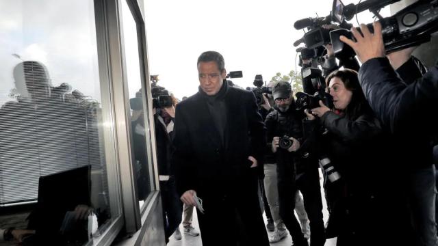 Eduardo Zaplana comparece en el juzgado tras quedar en libertad con cargos en 2019.