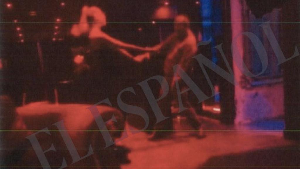 El empresario Raúl Gómez Rojo, implicado en el 'caso Mediador', bailando con una prostituta en un local de Madrid el 8 de abril de 2021. La foto forma parte del sumario.