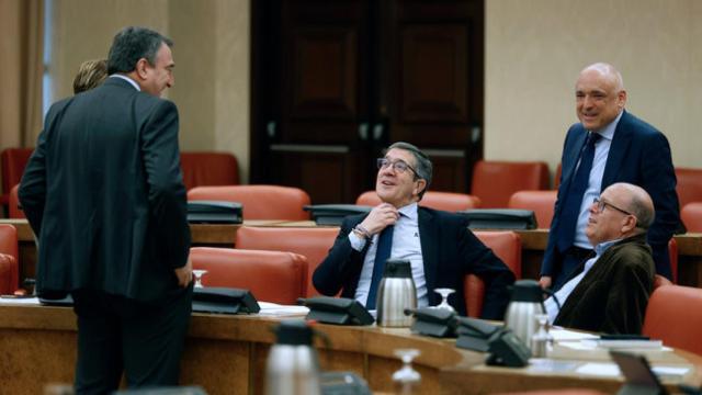 El portavoz del PNV, Aitor Esteban (i), conversa con los socialistas Patxi López, Rafael Simancas y José Zaragoza, durante la reunión de la Junta de Portavoces este martes en el Congreso.