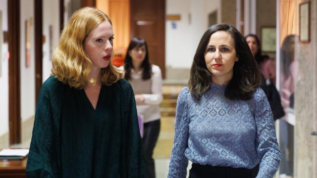 La secretaria de Estado para la Agenda 2030, Lilith Verstrynge (i) y la ministra de Derechos Sociales y Agenda 2030, Ione Belarra .