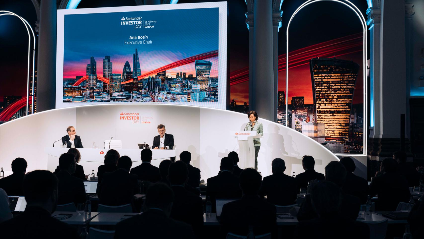 Ana Botín, presidenta de Santander, durante el Investor Day junto a Héctor Grisi, consejero delegado, y José García Cantera, director financiero.