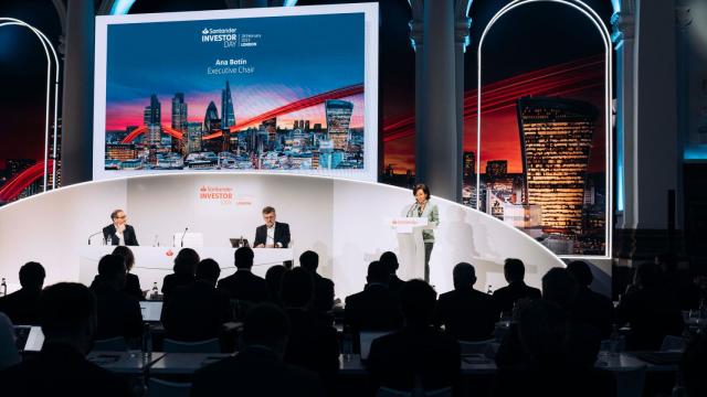 Ana Botín, presidenta de Santander, durante el Investor Day junto a Héctor Grisi, consejero delegado, y José García Cantera, director financiero.