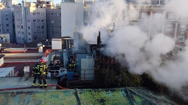 Arde la azotea de un hotel de Gran Vía.