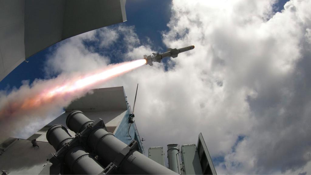 La fragata HMCS Regina de la Marina Real Canadiense dispara un misil tierra-tierra Harpoon