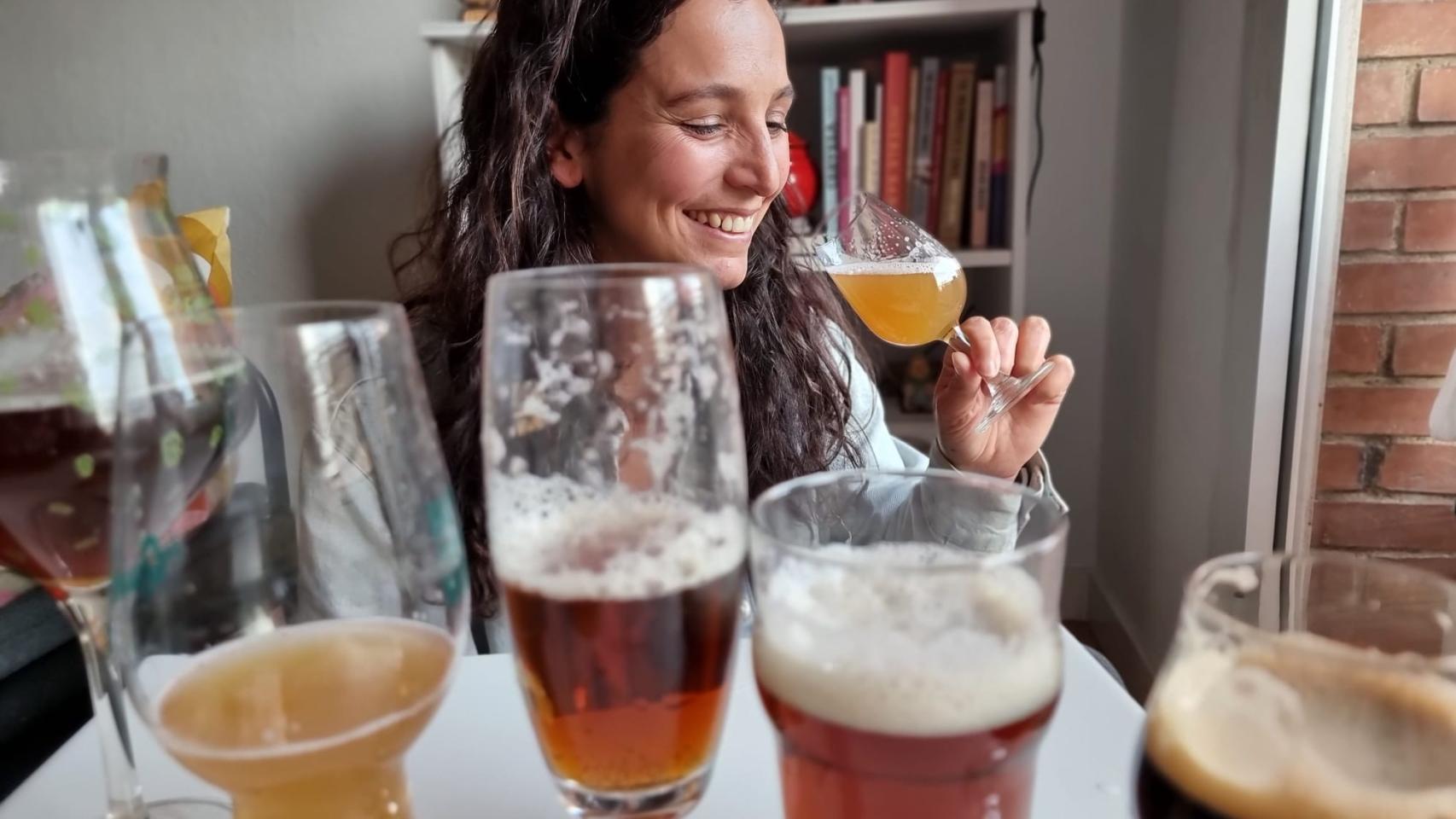 Vicky Di Pau, bebiendo cervezas.
