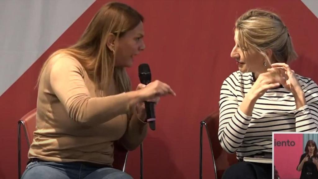 La activista cartagenera Carmen Fernández Molina, durante su intervención, cara a cara, con la vicepresidenta del Gobierno, Yolanda Díaz, en la presentación de Sumar en la Universidad de Murcia.