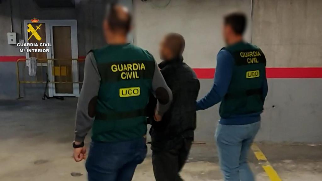 Momento de la detención de uno de los implicados.