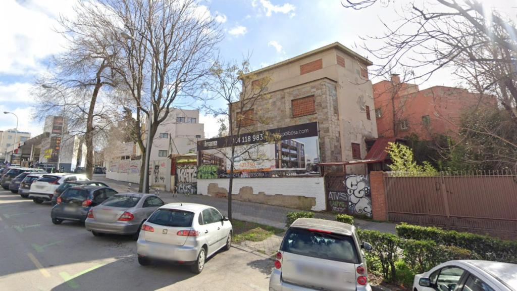 Chalé de la avenida de Concha Espina donde vivían de okupas la víctima y el presunto culpable.