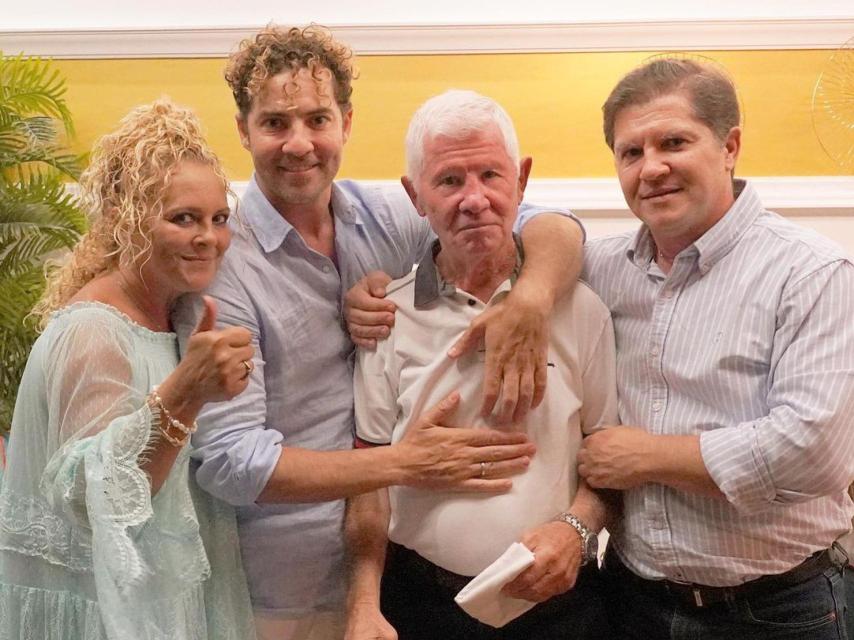 El cantante almeriense junto a su padre, José Bisbal, y sus hermanos, José María y María del Mar.