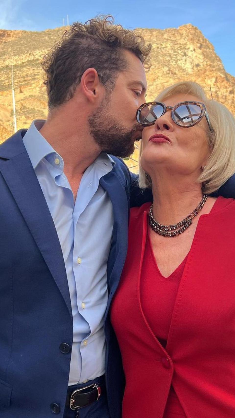 David Bisbal besando a su madre y un gran ejemplo para él, María Ferre.